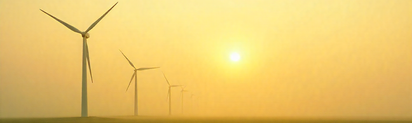 urbiny wiatrowe w porannej mgle o wschodzie słońca